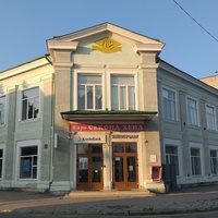 Торгова та адміністративна будівля на розі вулиць М. Шашкевича та Кобзаревої.