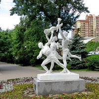 Скульптура "Спортсмены" на набережной