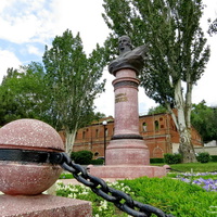 Памятник адмиралу Ушакову на набережной