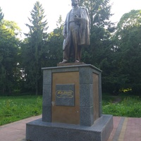 Пам'ятник Шевченку в міському парку.