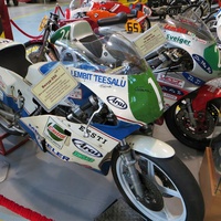 Гоночные мотоциклы "Вихур - 250" и "Yamaha TZ 250"