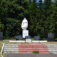 Братская могила павшим советским воинам