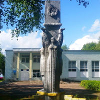 Жорновка. Монумент Родины перед Домом культуры.