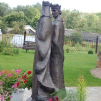 Памятник петру и Февронье (вид сбоку)