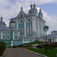 Кафедральный Успенский Собор с памятником Владимиру Мономаху