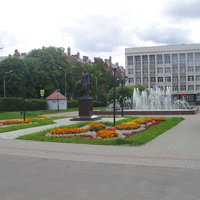 Памятник Н.М. Пржевальскому работы Максима Малашенко в сквере на ул. Дзержинского