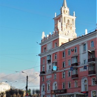 Символ города. Дом со шпилем  на площади Ленина