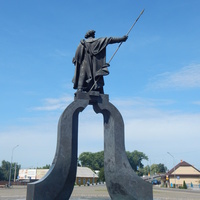 В центре площади Давида установлен памятник князю Давыду (рука с копьем направлена в сторону Замковой горы)