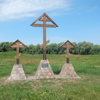 На замковой горе установлены 3 креста с надписью: "Спаси Господи град сей и люди твоя"