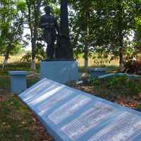 Мемориал погибшим освободителям села Цветное.Похоронен 151 воин.