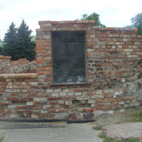 Памятная табличка на руинах Белого дворца Брестской крепости, в котором в 1918г. был подписан Брестский мир