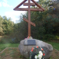 Мемориальный камень и крест на месте уничтоженной фашистами деревни Ола