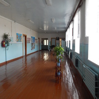 Школьный коридор второго этажа, где находится литературный музей Евгении Янищиц