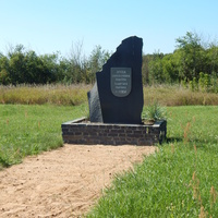 Мемориальный камень (рядом с восстанавливаемым усадебным домом Н.Орды)