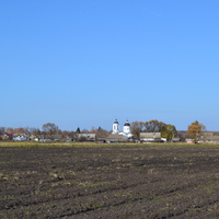Вид на церковь со стороны огородов