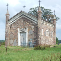На старом кладбище при въезде в Коссово с 1859г. стоит каплица (часовня).