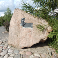 Около памятника поставлен мемориальный камень с вмонтированным в него изображением Костюшко.