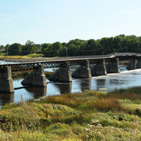 Пешеходный мост через реку Лугу