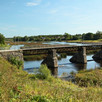 Пешеходный мост через реку Лугу