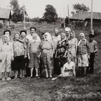 прабабушка Наталья с соседями и родней