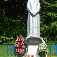 В центре братской могилы скульптура скорбящей женщины. На доске снизу надпись: "Здесь и в окрестностях похоронены 22 тысячи советских граждан, замученных немецко-фашистскими захватчиками в 1942-1944 годах"