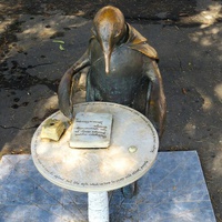 Скульптура "Пингвин-философ"