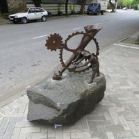 Скульптура "Чеканщик монет" на улице Лакоба