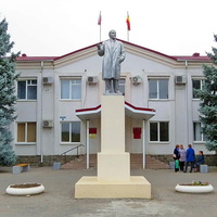 Памятник Ленину у администрации