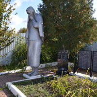 Скульптура скорбящей русской женщины на братской могиле