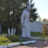 Скульптура скорбящего советского солдата на братской могиле павших советских воинов