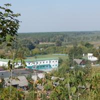 Вид на сельскую больницу с площадки на холме, где строился музей.
