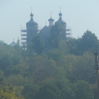 Вид с улицы Мозырской на восстанавливаемый монастырский храм.