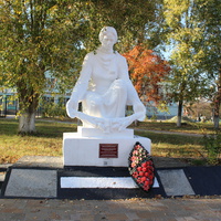 Братская могила и памятник советским воинам (1943).