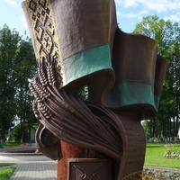 Родной край -  Памятный знак в честь Матрены Маркевич, автора орнамента на Государственном Флаге Беларуси.