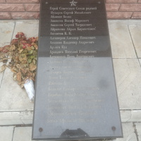 Памятник павшим при обороне в 1941 году и  при освобождении Петриковки в 1943.