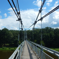 Пешеходный мост в месте соединения стальных тросов.
