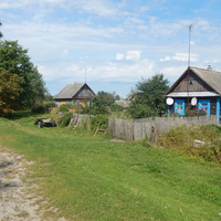 Дома на окраине деревни.