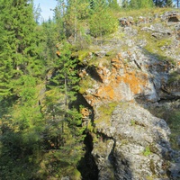 Скалы у водопада