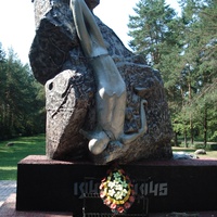 В центре  мемориального комплекса установлен монумент жертвам Березвечского лагеря смерти.