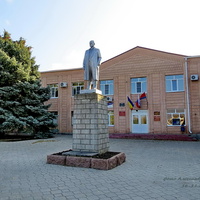 Памятник Ленину у здания сельской администрации