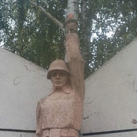 Берислав. Школа № 1. Пам"ятник випускникам, що загинули в роки Великої Вітчизняної війни.