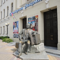Памятник Пономаренко у Филармонии