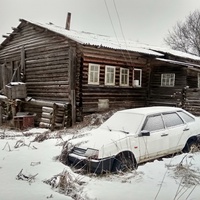 нежилой дом и брошенный ВАЗ-2109 в д. Петрищева Гора