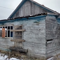заброшенный двухквартирный деревенский дом в д. Данилов Починок