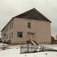 Здание заброшенной школы в д. Середская
