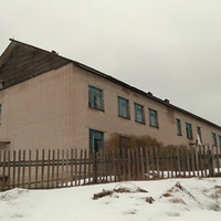 Здание заброшенной школы в д. Середская