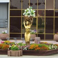 Скульптура у торгового комплекса "На Торговой 17"