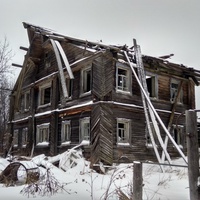 разрушенный дом в д. Угрюмовская