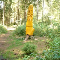 Вдоль экологических троп стоят деревянные скульптуры