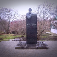 Памятник Нечуй-Левицкому.
